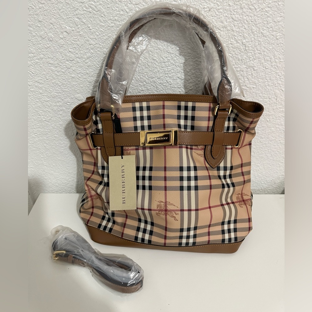Burberry Golderton camel md purse | Brand New